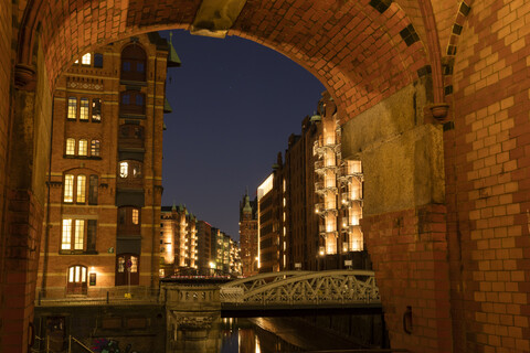 Deutschland, Hamburg, Speicherstadt, alte Lagerhäuser bei Nacht, lizenzfreies Stockfoto