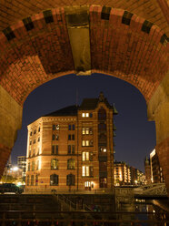 Deutschland, Hamburg, Speicherstadt, alte Lagerhäuser bei Nacht - WIF03746