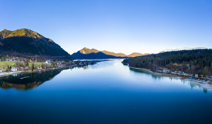 Deutschland, Bayern, Oberbayern, Kochel am See, Walchensee am Abend - AMF06695