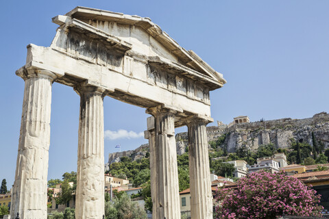 Griechenland, Athen, Römische Agora, Tor der Athena Archegetis mit Blick auf die Akropolis, lizenzfreies Stockfoto