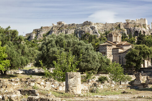 Griechenland, Athen, Blick von der antiken Agora auf die Akropolis und die griechisch-orthodoxe Kirche - MAMF00361