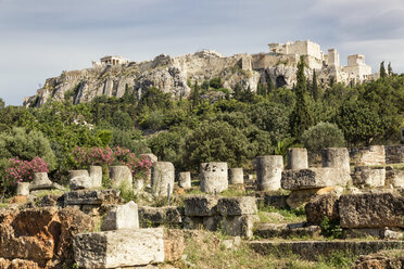 Griechenland, Athen, Blick von der antiken Agora auf die Akropolis - MAMF00362