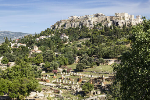 Griechenland, Athen, Blick von der antiken Agora auf die Akropolis - MAMF00364