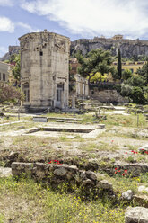 Griechenland, Athen, Römische Agora, Turm der Winde mit Akropolis im Hintergrund - MAMF00371