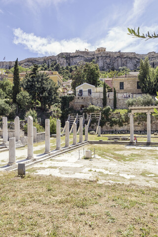 Griechenland, Athen, Römische Agora mit Akropolis im Hintergrund, lizenzfreies Stockfoto