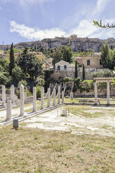 Griechenland, Athen, Römische Agora mit Akropolis im Hintergrund - MAMF00372