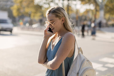 Junge Frau telefoniert mit Handy in der Stadt - MAUF02302