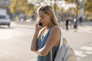 Young woman talking on cell phone in the city - MAUF02302