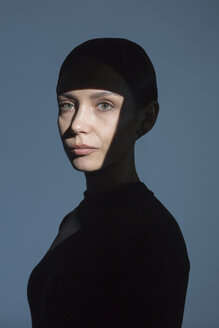 Porträt einer Frau mit Schatten und Licht im Gesicht - VGF00184