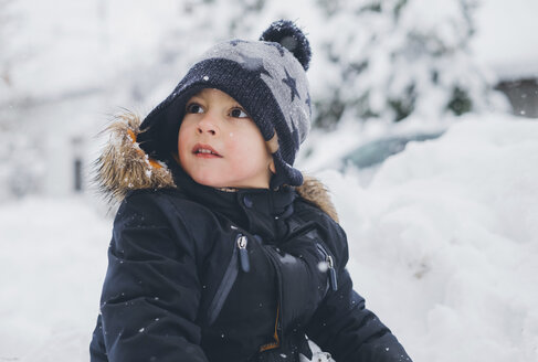 Porträt eines Kleinkindes im Winter - MOMF00583