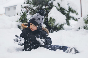 Kleinkind spielt im Schnee - MOMF00587