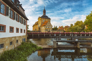 Deutschland, Bayern, Bamberg, Altes Rathaus und Regnitz - TAM01135