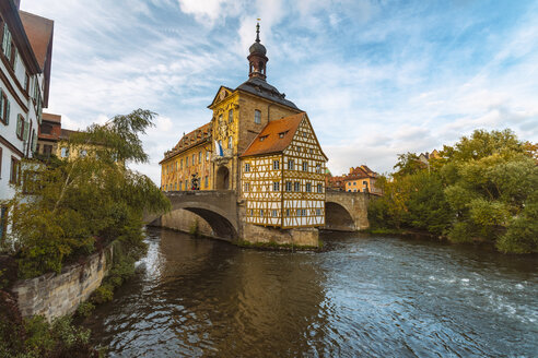 Deutschland, Bayern, Bamberg, Altes Rathaus, Obere Brücke und Regnitz - TAMF01136