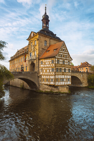 Deutschland, Bayern, Bamberg, Altes Rathaus, Obere Brücke und Regnitz, lizenzfreies Stockfoto