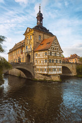 Deutschland, Bayern, Bamberg, Altes Rathaus, Obere Brücke und Regnitz - TAMF01137