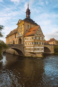 Deutschland, Bayern, Bamberg, Altes Rathaus, Obere Brücke und Regnitz - TAMF01137