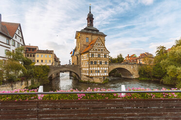 Deutschland, Bayern, Bamberg, Altes Rathaus, Obere Brücke und Regnitz - TAMF01138