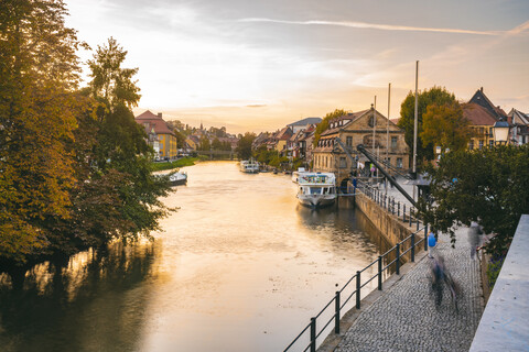 Deutschland, Bayern, Bamberg, Altstadt, Fluss Regnitz in der Dämmerung, lizenzfreies Stockfoto