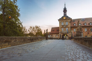 Deutschland, Bayern, Bamberg, Brücke zum alten Rathaus in der Abenddämmerung - TAMF01150