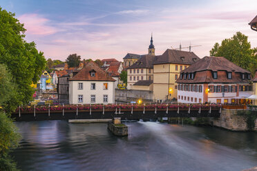 Deutschland, Bayern, Bamberg, Altstadt, Fluss Regnitz in der Dämmerung - TAMF01152