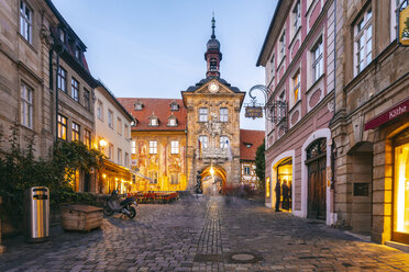 Deutschland, Bayern, Bamberg, Altstadt mit altem Rathaus in der Abenddämmerung - TAMF01154