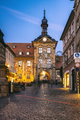 Deutschland, Bayern, Bamberg, Altstadt mit altem Rathaus in der Abenddämmerung - TAMF01155