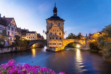 Deutschland, Bayern, Bamberg, Altes Rathaus, Obere Brücke und Regnitz in der Abenddämmerung - TAMF01157