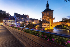 Deutschland, Bayern, Bamberg, Altes Rathaus, Obere Brücke und Regnitz in der Abenddämmerung - TAMF01158