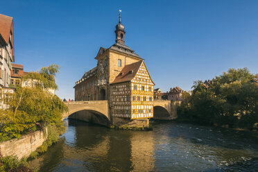 Deutschland, Bayern, Bamberg, Altes Rathaus, Obere Brücke und Regnitz - TAMF01159