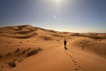 Marokko, Mann steht auf einer Wüstendüne und betrachtet die Aussicht - EPF00545