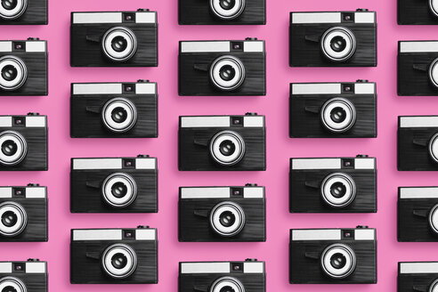 Kunststoff-Fotokameras in einer Reihe über rosa Hintergrund organisiert - DRBF00127
