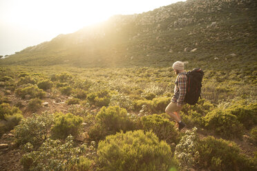 Spanien, Andalusien, Tarifa, Mann beim Wandern auf einem Weg im Gegenlicht - KBF00448