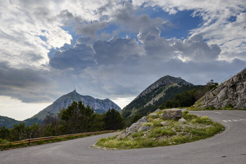 Montenegro, Lovcen-Nationalpark, kurvenreiche Bergstraße Richtung Jezerski Vrh - SIEF08314