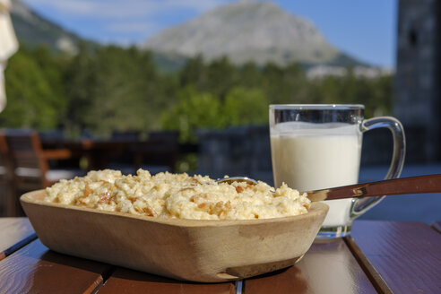 Montenegro, Popara mit Milch auf Holztisch - SIEF08317