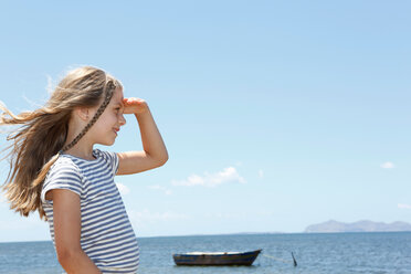 Mädchen mit langen blonden Haaren schaut vom Strand aus, Trapani, Sizilien, Italien - CUF47896