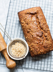 Bananenbrot auf dem Kühlregal und Ahornsplitter - CUF47944