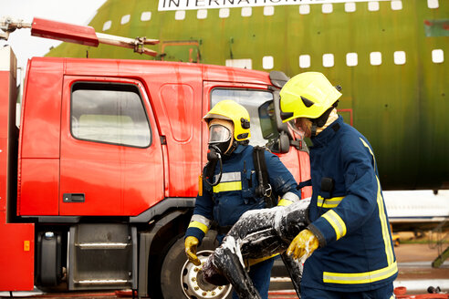 Ausbildung von Feuerwehrleuten, Feuerwehrleute mit Atemschutzausrüstung - CUF47977