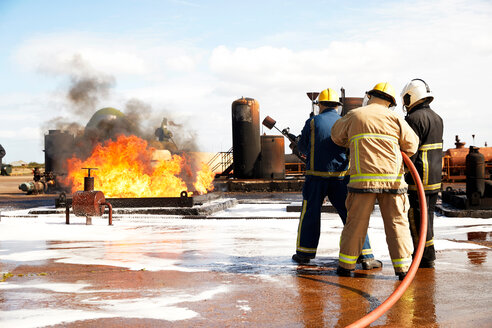 Feuerwehrausbildung, Feuerwehrleute bereiten sich darauf vor, den Brand eines Öllagertanks in einer Übungsanlage zu löschen - CUF47985