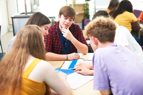 Weibliche und männliche Hochschulstudenten diskutieren über ein Projekt im Klassenzimmer - CUF47999