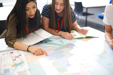 College-Studenten studieren Weltkarte im Klassenzimmer - CUF48014