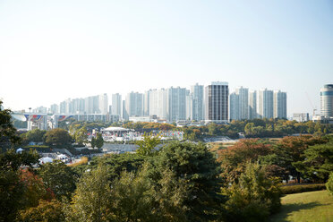 Skyline bei Tageslicht, Nationalpark im Vordergrund, Seoul, Südkorea - CUF48028