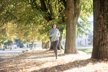 Cross Country Jogger läuft im Park - CUF48133