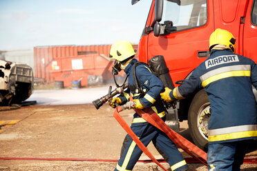 Feuerwehrleute und Löschfahrzeug im Ausbildungszentrum, Darlington, UK - CUF48137