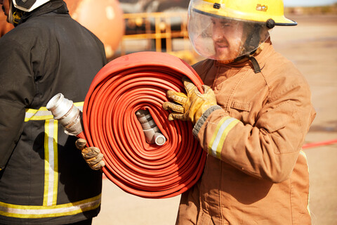 Feuerwehrmann mit Schlauchhaspel, Darlington, UK, lizenzfreies Stockfoto