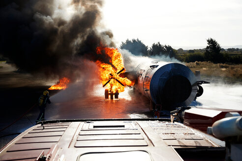 Feuerwehrleute beim Löschen eines Feuers in einem alten Trainingsflugzeug, Darlington, UK - CUF48139