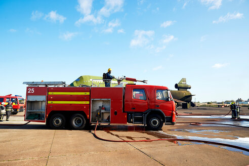 Feuerwehrleute und Löschfahrzeug im Ausbildungszentrum, Darlington, UK - CUF48141