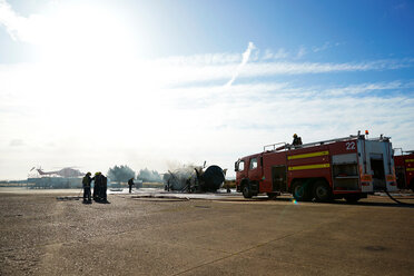 Feuerwehrleute und Löschfahrzeug im Ausbildungszentrum, Darlington, UK - CUF48142