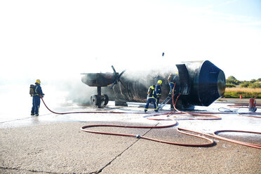Feuerwehrleute beim Löschen eines Feuers in einem alten Trainingsflugzeug, Darlington, UK - CUF48143