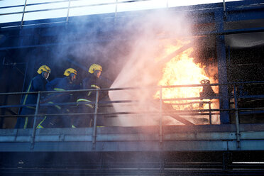 Feuerwehrleute üben, ein brennendes Gebäude zu löschen, Darlington, UK - CUF48144