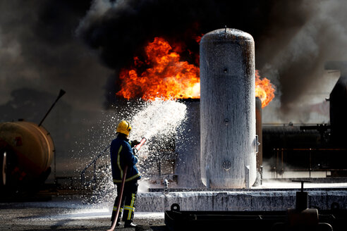 Feuerwehrmann bei der Übung zum Löschen eines brennenden Tanks, Darlington, UK - CUF48145